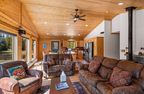 West Yellowstone Cabin | 6 miles to park entrance Sweet Home Montana- Lazy Fox