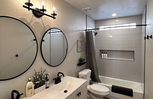 Sunrise Manor House | 6 miles to STRIP & Vegas Airport, 3 Bed 2 Bath Spacious & Stylish Home