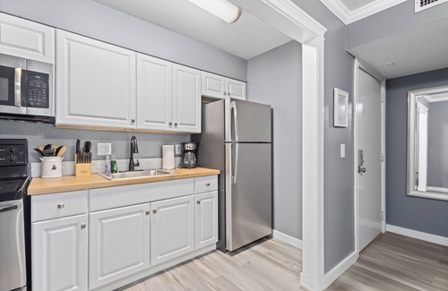 Gulf Gate Estates Condo | 6 min. from Siesta Beach+heated pool