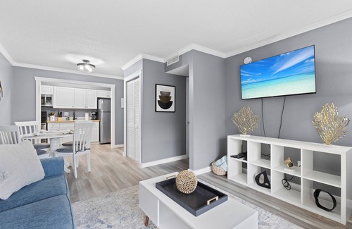 Gulf Gate Estates Condo | 6 min. from Siesta Beach+heated pool