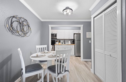 Gulf Gate Estates Condo | 6 min. from Siesta Beach+heated pool