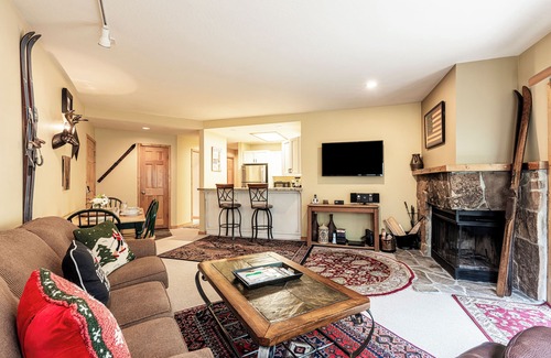 Deer Valley Condo | 6-minute walk to Deer Valley Resort, Free Shuttle bus & Private Hot tub!