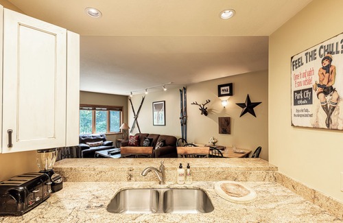 Deer Valley Condo | 6-minute walk to Deer Valley Resort, Free Shuttle bus & Private Hot tub!