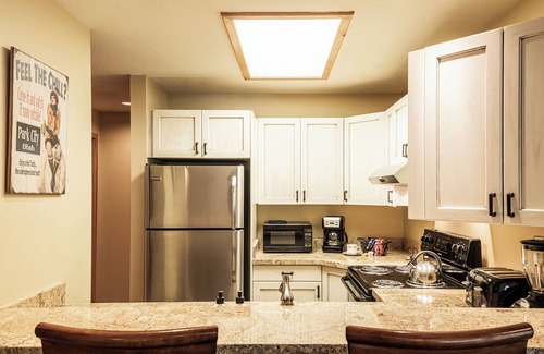 Deer Valley Condo | 6-minute walk to Deer Valley Resort, Free Shuttle bus & Private Hot tub!