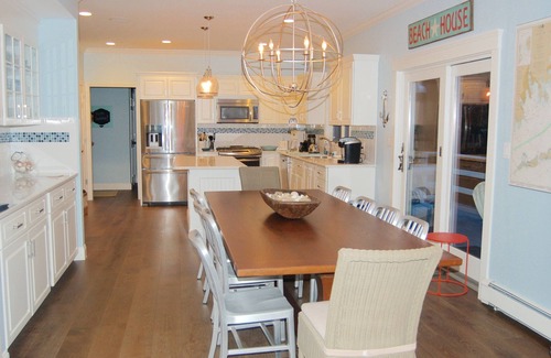 Silver Beach House | 6 Minute Walk To Private Association Beach ! Renovated Like New Home Sleeps 12
