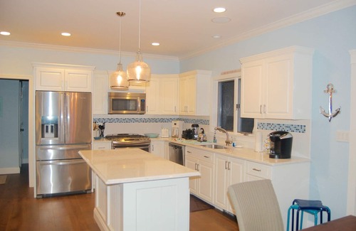 Silver Beach House | 6 Minute Walk To Private Association Beach ! Renovated Like New Home Sleeps 12