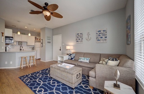 Corpus Christi Condo | 6 minute Walk to Whitecap Beach, 1st Floor Cozy Condo, Padre Island Vacation!