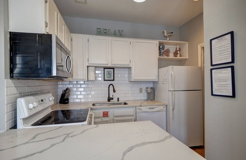 Corpus Christi Condo | 6 minute Walk to Whitecap Beach, 1st Floor Cozy Condo, Padre Island Vacation!