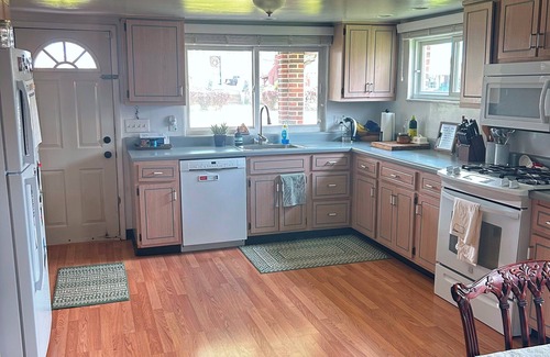 O'Hara Township House | 6 MINUTES FROM OAKMONT CC! 3-bed 2-bath! front and back porch! BBQ! Quite!