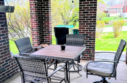 O'Hara Township House | 6 MINUTES FROM OAKMONT CC! 3-bed 2-bath! front and back porch! BBQ! Quite!