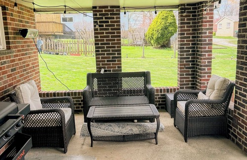 O'Hara Township House | 6 MINUTES FROM OAKMONT CC! 3-bed 2-bath! front and back porch! BBQ! Quite!
