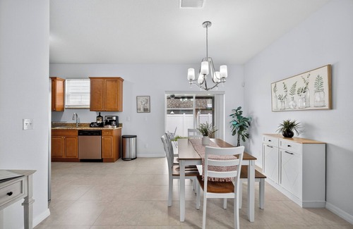 Tampa House | 6 minutes from Raymond James Stadium 15 minutes from Busch Gardens.