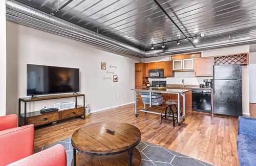 Old West Side Apartment | 6 Modern Apts - 12 Beds w Parking - Near Kerrytown