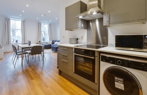 Golborne Apartment | 6 people within Portobello Bello Road Market W9