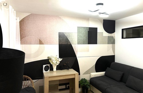 Corbeil-Essonnes Apartment | 6-person DRC apartment near Paris and Disneyland