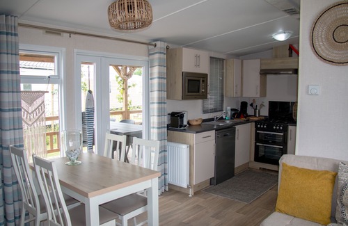 Oostkapelle Ski Chalet | 6 person holiday chalet in Oostkapelle with a large covered terrace.