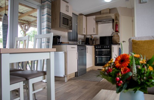 Oostkapelle Ski Chalet | 6 person holiday chalet in Oostkapelle with a large covered terrace.