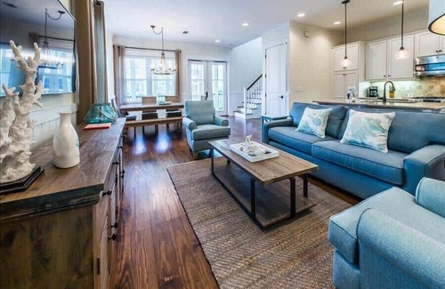 Santa Rosa Beach House | 6-Seat Golf Cart & 4 Bikes! 3 Min Walk to 2 Pools! Nature Trails to the Beach! ~