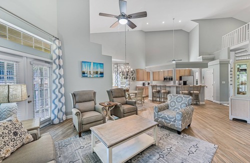 Sandestin Condo | 6 Seat Golf Cart ~ Screened Porch ~ Close to Pool