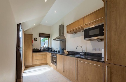 Kenmore Cottage | 6 The Gallops - Upstairs No Pets - sleeps 4 guests in 2 bedrooms
