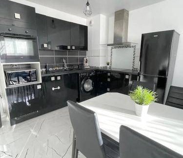 Saint-Ouen-l'Aumone Apartment | 60 m² Apartment ∙ 2 bedrooms ∙ 6 guests