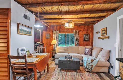 Hazelhurst Cabin | 60 m² Cabin ∙ 2 bedrooms ∙ 5 guests