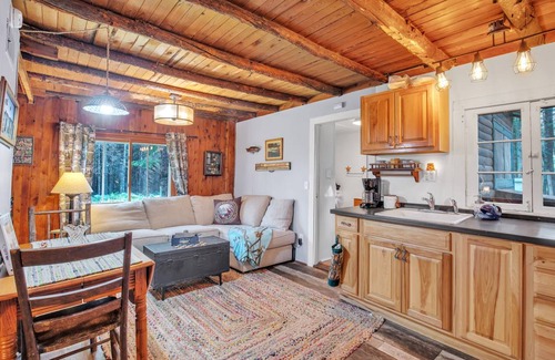 Hazelhurst Cabin | 60 m² Cabin ∙ 2 bedrooms ∙ 5 guests