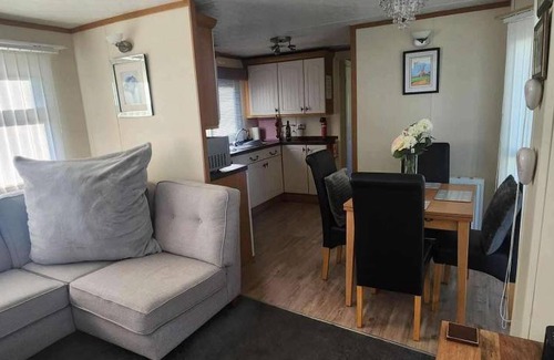 Rhuddlan Cabin | 60 m² Lodge ∙ 2 bedrooms ∙ 4 guests