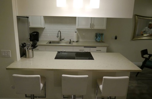 Riverside Rancho Apartment | 60's Modern, Mountain Views, Pool, Near Studios and All L.A. Attractions! Apt 14