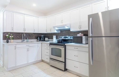 Earlscourt House | 600 sq ft. 1BR - WFH Setup, Dining, Pool, Transit