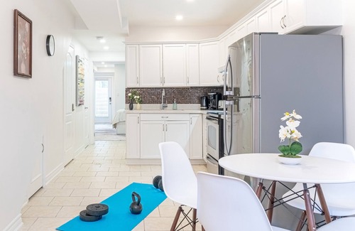 Earlscourt House | 600 sq ft. 1BR - WFH Setup, Dining, Pool, Transit