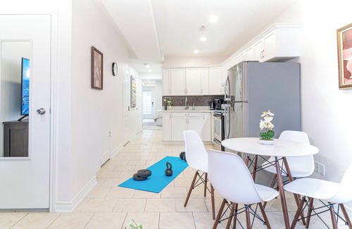 Earlscourt House | 600 sq ft. 1BR - WFH Setup, Dining, Pool, Transit