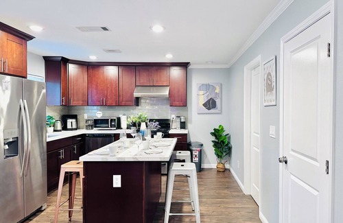 Fullerton Cottage | 600 sqft GARDEN VIEW 10mins to DISNEYLAND Guest House w/Private Entrance