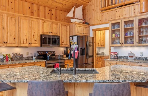 Crosslake Cabin | 6000 sq ft Whitefish Lake Chain home with year around hot tub & gym!