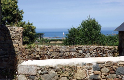 Kerbors House | 600m from the beach, MH listed house in a quiet area with private tennis court, Pets welcome