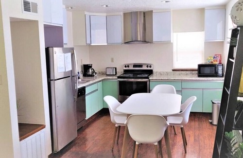 Norman Apartment | [614.5 B Jenkins] Stays! Studio close to OU, Downtown, Hip designer interior