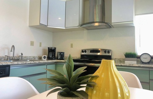 Norman Apartment | [614.5 B Jenkins] Stays! Studio close to OU, Downtown, Hip designer interior
