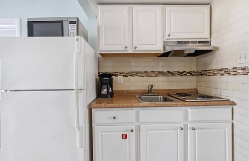 Wildwood Crest Condo | 6201 Ocean Ave, Unit 201 - The Nassau Inn