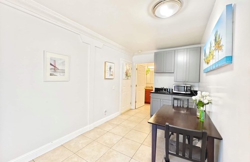 Inner Richmond House | 622- 1 bedroom 1 bathroom suite with TV, Private Bath & Kitchenette