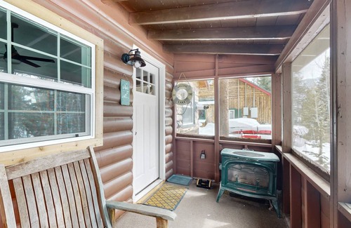 Grand Lake Cabin | 64 m² Cabin ∙ 2 bedrooms ∙ 4 guests