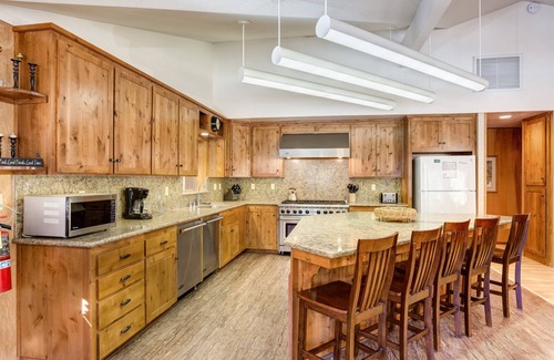 North Wawona Cabin | (64) River Lodge at The Redwoods In Yosemite
