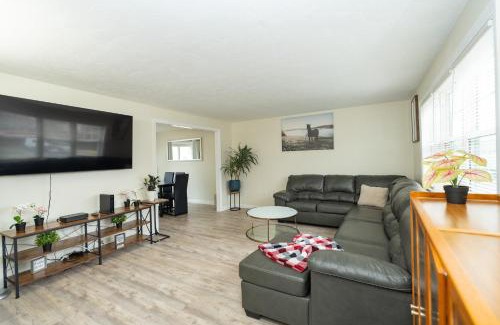Randolph Apartment | 65 - 5BR Randolph - Elegant Haven near Dog Park
