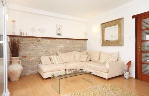 Stari Grad Apartment | 65 m² Apartment ∙ 2 bedrooms ∙ 5 guests