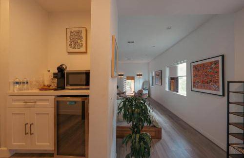 Hollywood Hills West Bed & Breakfast | 65 m² Bed and breakfast ∙ 4 guests