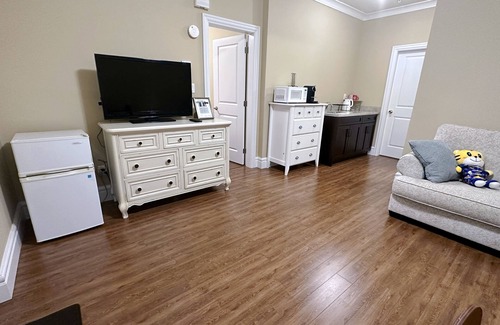 Marpole Villa | 650-Sf private entrance cozy near airport-Marine Gateway, Langara, UBC downtown