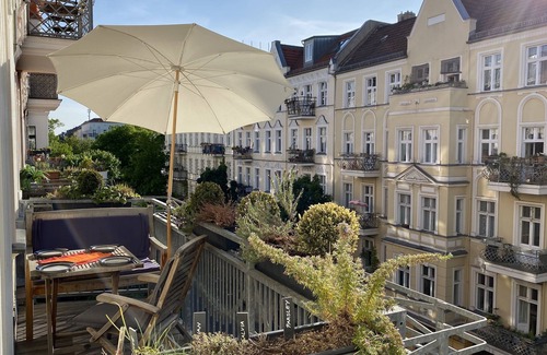 Prenzlauer Berg Apartment | 65sqm top old building apartment for 2 in Prenzl. Mountain incl. sunny balcony