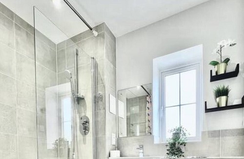 Slough House | 65Wentworth Avenue · 3 Bed House Slough Close By Heathrow and Windsor