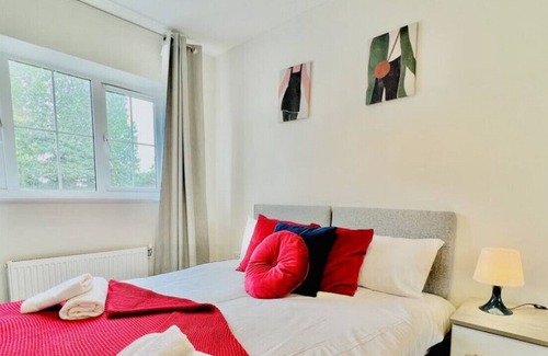 Slough House | 65Wentworth Avenue · 3 Bed House Slough Close By Heathrow and Windsor
