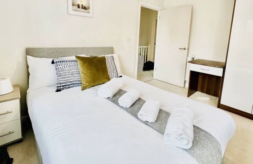 Slough House | 65Wentworth Avenue · 3 Bed House Slough Close By Heathrow and Windsor