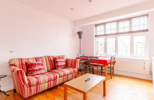 Brixton Hill Apartment | 66 m² Apartment ∙ 3 bedrooms ∙ 6 guests